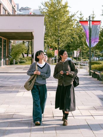 Loose Fit Pin-tuck Denim Pants (Mid Indigo)