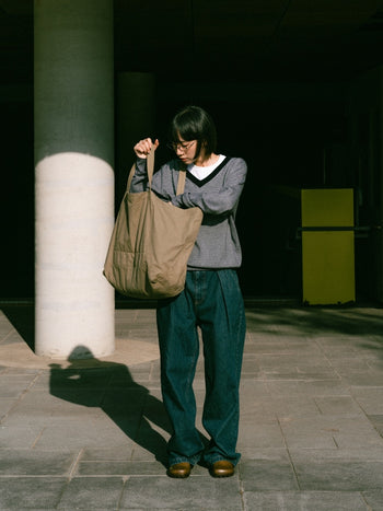 Loose Fit Pin-tuck Denim Pants (Mid Indigo)