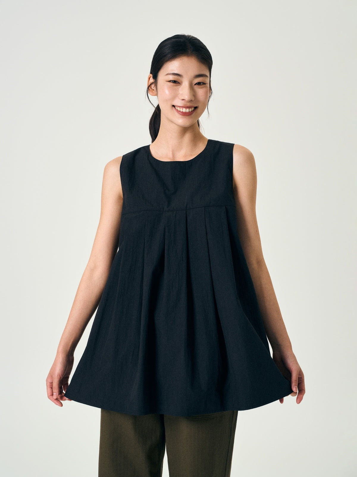 Pleats Sleeveless Top (Black)