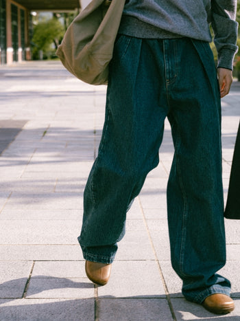 Loose Fit Pin-tuck Denim Pants (Mid Indigo)