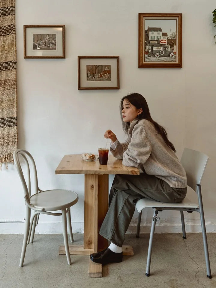 

長居したくなるカフェのベージュニットと白いタートルネック — 1