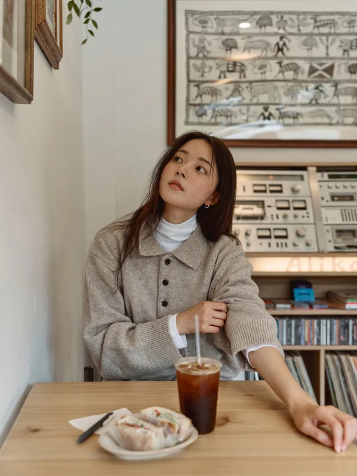 

長居したくなるカフェのベージュニットと白いタートルネック — 5