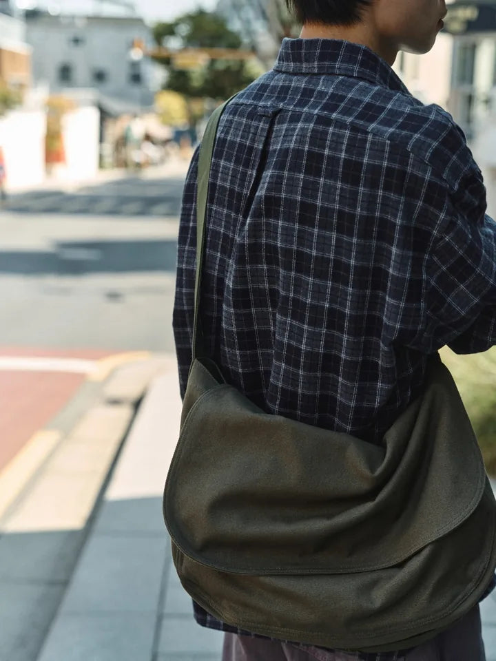 

日なたと日陰の間のチェックシャツと紫のデニム — 6